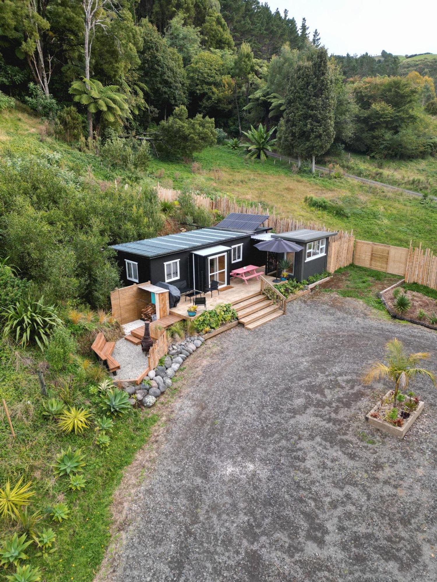 Kaitake Kabana - Unique, Off-Grid, Studio Retreat Oakura Esterno foto